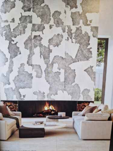 carrelage grand format à effet marbré pour haut de cheminée design dans un salon à Sanary-sur-Mer, proche de Bandol