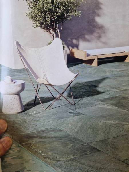 carrelage extérieur gris effet béton en grand format pour votre terrasse à Bandol, proche de Six-Fours-les-Plages