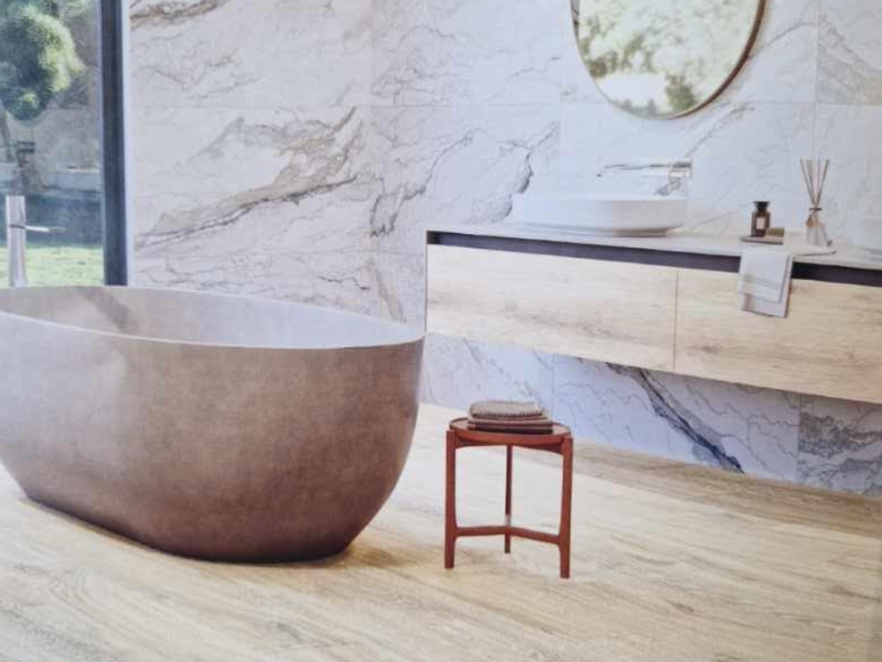 carrelage effet marbre couleur blanche dans une salle de bain à Sanary-sur-Mer, près de Bandol